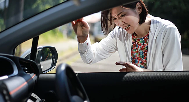 鍵を車内に閉じ込めてしまった【カギ開け】