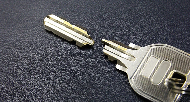 鍵が折れた・中で抜けなくなった【カギ抜き・修理・交換】