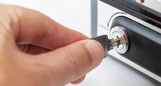 鍵が折れた・回らない・抜けない【カギ抜き・カギ修理作成】