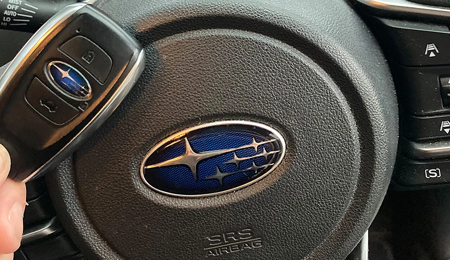 スバル「インプレッサ」鍵紛失による､現地にてカギ開け･スマートキー登録