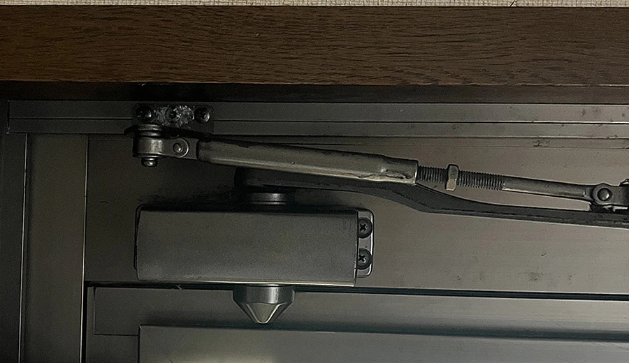 ドアクローザー故障対応･交換作業｜三重県津市　施工前